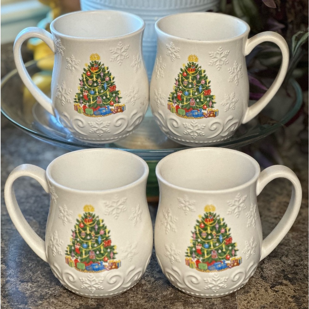 ‼️SOLD‼️ 4- cute Christmas mugs